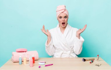 Kızıl saçlı güzel kadın kendini mutlu hissediyor ve inanılmaz bir şeye hayret ediyor. duş ve kozmetik konsepti