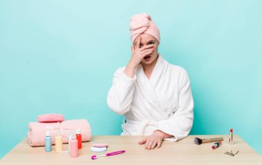 Kızıl saçlı güzel bir kadın şok olmuş, korkmuş ya da korkmuş görünüyor. duş ve kozmetik konsepti