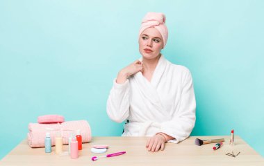 Kızıl saçlı güzel kadın stresli, endişeli, yorgun ve hayal kırıklığına uğramış hissediyor. duş ve kozmetik konsepti