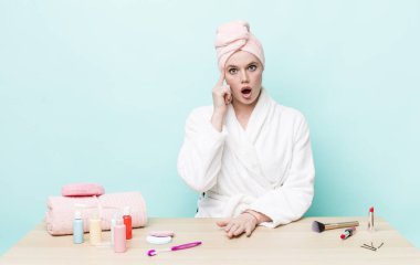 Kızıl saçlı güzel kadın şaşırmış görünüyor, yeni bir düşünce, fikir ya da konsept fark ediyor. duş ve kozmetik konsepti