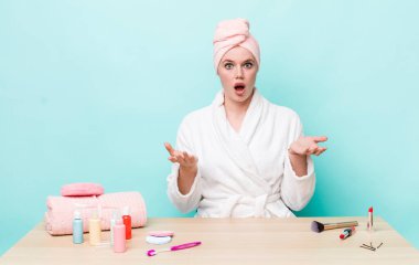 Kızıl saçlı güzel kadın inanılmaz bir sürprizle şaşkına dönmüş ve hayrete düşmüştü. duş ve kozmetik konsepti