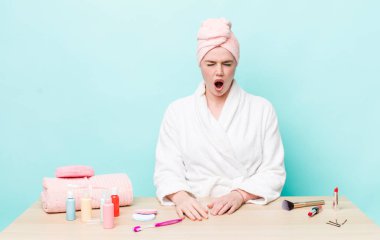 Kızıl saçlı, güzel bir kadın agresif bir şekilde bağırıyor, çok kızgın görünüyor. duş ve kozmetik konsepti