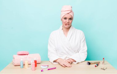 Kızıl saçlı güzel kadın kafası karışık ve şaşkın görünüyor. duş ve kozmetik konsepti