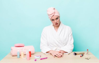 Kızıl saçlı güzel kadın şaşkın ve şaşkın hissediyor. duş ve kozmetik konsepti