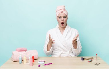 Kızıl saçlı güzel kadın çok şaşırmış ve şok olmuş hissediyor. duş ve kozmetik konsepti