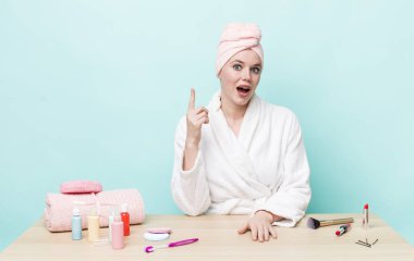 Kızıl saçlı, güzel bir kadın bir fikri fark ettikten sonra mutlu ve heyecanlı bir dahi gibi hissediyor. duş ve kozmetik konsepti