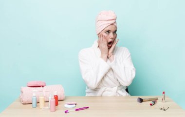 Kızıl saçlı güzel kadın mutlu, heyecanlı ve şaşırmış hissediyor. duş ve kozmetik konsepti