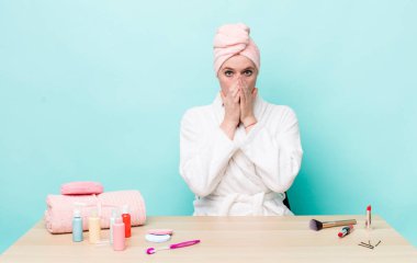 Kızıl saçlı, güzel bir kadın elleri ile ağzını kapatıyor. duş ve kozmetik konsepti