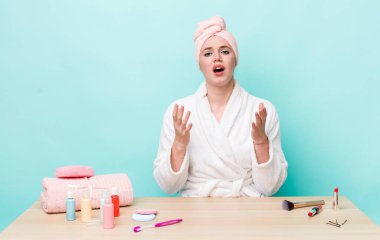 Kızıl saçlı güzel kadın umutsuz, hayal kırıklığına uğramış ve stresli görünüyor. duş ve kozmetik konsepti