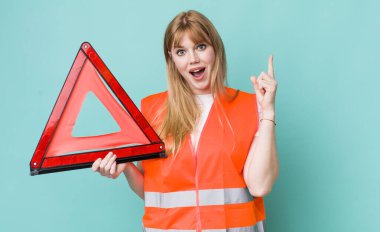 Kızıl saçlı, güzel bir kadın bir fikri fark ettikten sonra mutlu ve heyecanlı bir dahi gibi hissediyor. araba acil üçgeni