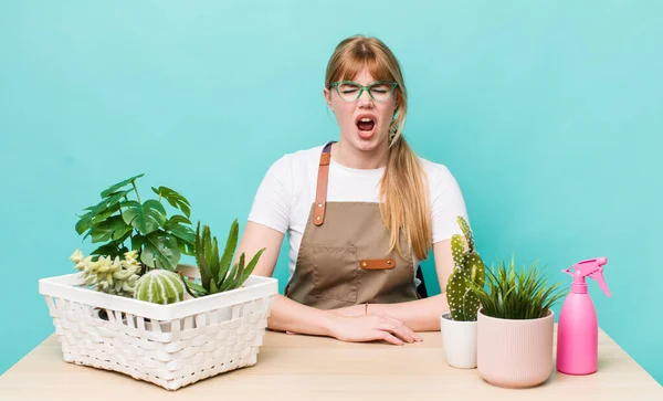 Red Head Pretty Woman Shouting Aggressively Looking Very Angry Plants — Foto de Stock