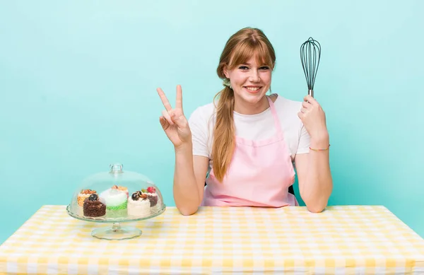 Rode Hoofd Mooie Vrouw Glimlachend Kijkend Gelukkig Gebaren Van Overwinning — Stockfoto