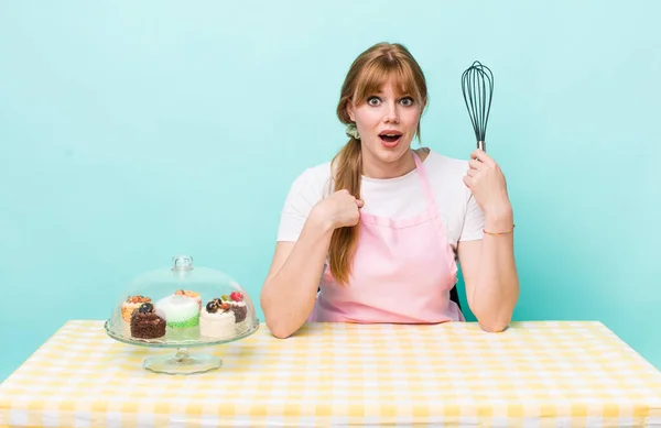 Rode Hoofd Mooie Vrouw Zich Gelukkig Voelen Wijzen Naar Jezelf — Stockfoto