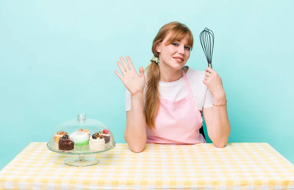 Rode Hoofd Mooie Vrouw Glimlachend Gelukkig Zwaaiende Hand Verwelkomen Groeten — Stockfoto