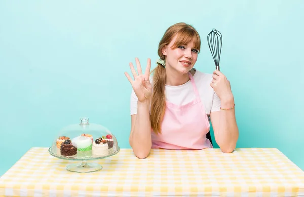 Rode Hoofd Mooie Vrouw Glimlachend Vriendelijk Uitzien Tonen Nummer Vier — Stockfoto