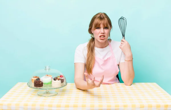 Rood Hoofd Mooie Vrouw Kijken Boos Geïrriteerd Gefrustreerd Zelfgebakken Taarten — Stockfoto