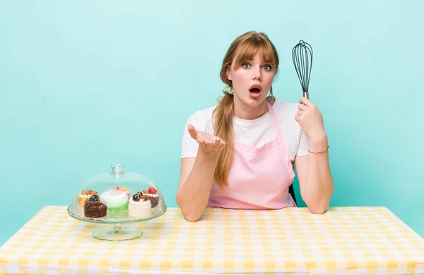 Rode Kop Mooie Vrouw Verbaasd Geschokt Verbaasd Met Een Ongelooflijke — Stockfoto