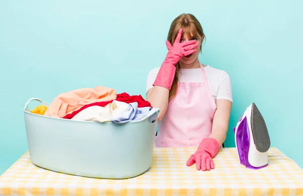 Rood Hoofd Mooie Vrouw Kijken Geschokt Bang Doodsbang Het Bedekken — Stockfoto