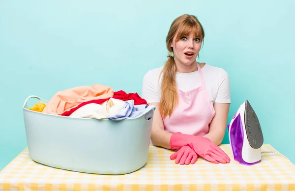 Cabeza Roja Bonita Mujer Buscando Feliz Gratamente Sorprendido Concepto Ropa — Foto de Stock