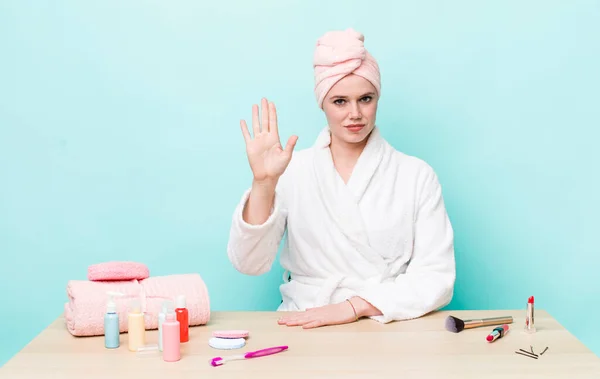 幸せそうに笑って手を振って歓迎し挨拶する赤い頭の女性 シャワーと化粧品のコンセプト — ストック写真