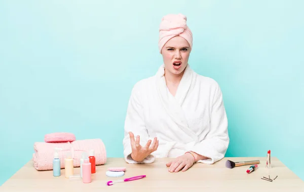 赤の頭の可愛い女は怒っていらいらしていらいらしてる シャワーと化粧品のコンセプト — ストック写真