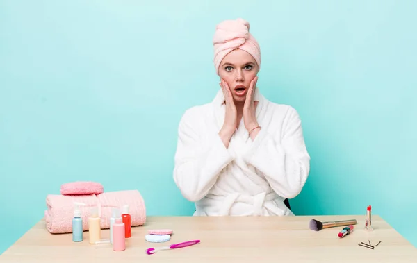 赤い頭の可愛い女はショックを受けて怖がってた シャワーと化粧品のコンセプト — ストック写真