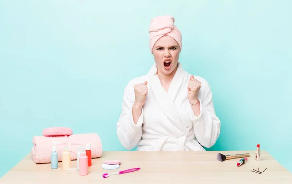 怒りの表情で積極的に叫ぶ赤い頭の可愛い女 シャワーと化粧品のコンセプト — ストック写真