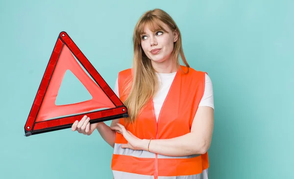 Rode Hoofd Mooie Vrouw Shrugging Zich Verward Onzeker Voelen Auto — Stockfoto