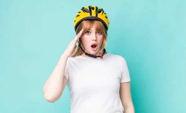 Cabeza Roja Bonita Mujer Mirando Feliz Asombrado Sorprendido Concepto Bicicleta — Foto de Stock