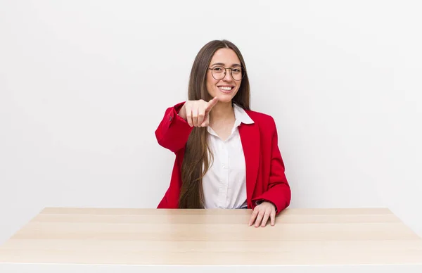 Mulher Bonita Hispânica Apontando Para Câmera Escolhendo Você Conceito Negócio — Fotografia de Stock