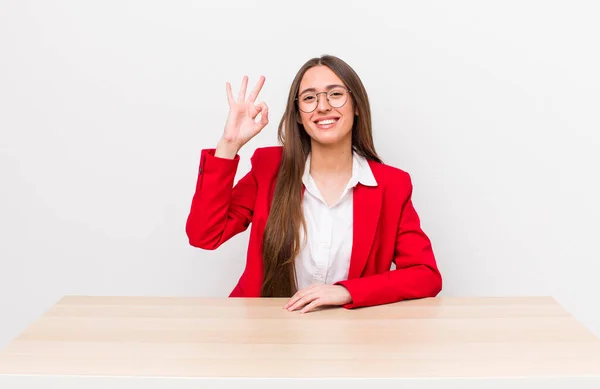 Mujer Bonita Hispana Sintiéndose Feliz Mostrando Aprobación Con Gesto Bien — Foto de Stock