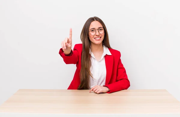 Mujer Bonita Hispana Sonriendo Orgullosa Confiadamente Haciendo Número Uno Concepto —  Fotos de Stock