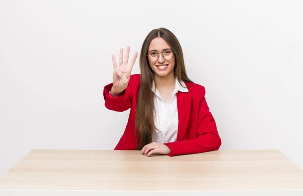 Mujer Bonita Hispana Sonriendo Luciendo Amigable Mostrando Número Cuatro Concepto —  Fotos de Stock