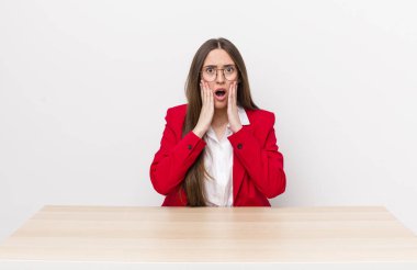 İspanyol güzel kadın şok olmuş ve korkmuş hissediyor. iş kavramı