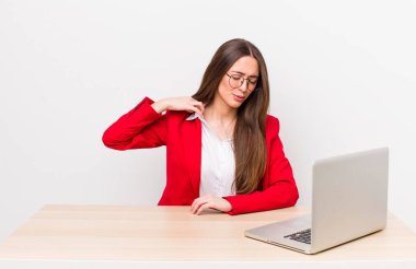 İspanyol güzel kadın stresli, endişeli, yorgun ve hayal kırıklığına uğramış hissediyor. iş ve masa konsepti