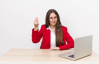 İspanyol güzel kadın kapiş ya da para hareketi yapıp sana ödemeni söylüyor. iş ve masa konsepti