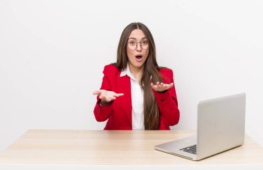 İspanyol güzel kadın inanılmaz bir sürprizle şaşkın, şaşkın ve şaşkın. iş ve masa konsepti