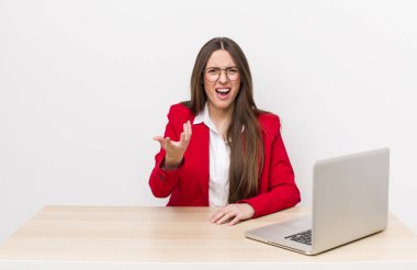 İspanyol güzel kadın sinirli, sinirli ve hayal kırıklığına uğramış görünüyor. iş ve masa konsepti