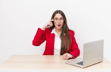 İspanyol güzel kadın şaşırmış görünüyor, yeni bir düşünce, fikir ya da konsept fark ediyor. iş ve masa konsepti