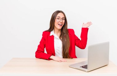 İspanyol güzel kadın kendini mutlu hissediyor, bir çözüm ya da fikir bulduğuna şaşırıyor. iş ve masa konsepti