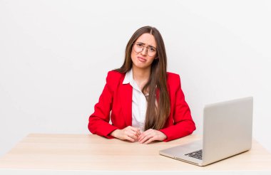 İspanyol güzel kadın şaşkın ve şaşkın hissediyor. iş ve masa konsepti