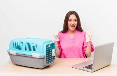 İspanyol güzel kadın şokta, gülüyor ve başarıyı kutluyor. Veterinerlik kavramı