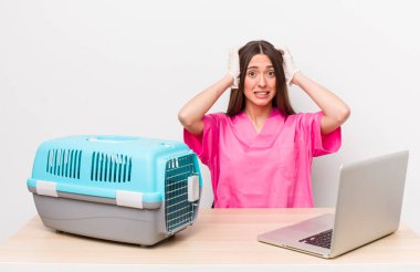 İspanyol güzel kadın kendini stresli, endişeli ya da korkmuş hissediyor, elleri başının üstünde. Veterinerlik kavramı