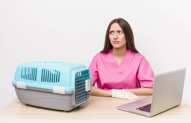 Hispanik güzel kadın üzgün, üzgün ya da kızgın hissediyor ve yana bakıyor. Veterinerlik kavramı