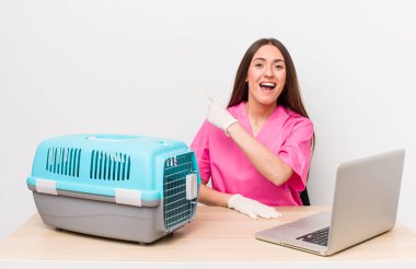 İspanyol güzel kadın heyecanlı ve şaşırmış görünüyor. Veterinerlik kavramı