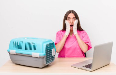 İspanyol güzel kadın şok olmuş ve korkmuş hissediyor. Veterinerlik kavramı