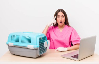 İspanyol güzel kadın şaşırmış görünüyor, yeni bir düşünce, fikir ya da konsept fark ediyor. Veterinerlik kavramı