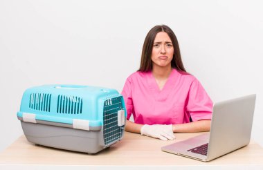 İspanyol güzel bir kadın üzgün ve mızmızlanıyor. Mutsuz bir bakışı var ve ağlıyor. Veterinerlik kavramı