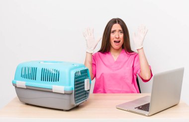 İspanyol güzel kadın ellerini havaya kaldırarak çığlık atıyor. Veterinerlik kavramı