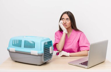 İspanyol güzel kadın bıkkın, yorgun ve uykulu hissediyor. Veterinerlik kavramı